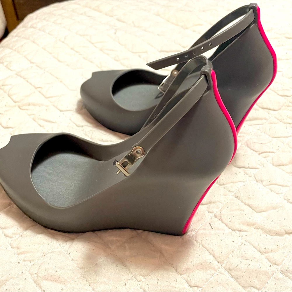 Melissa Platform Pump Heels in Gray with pink accent